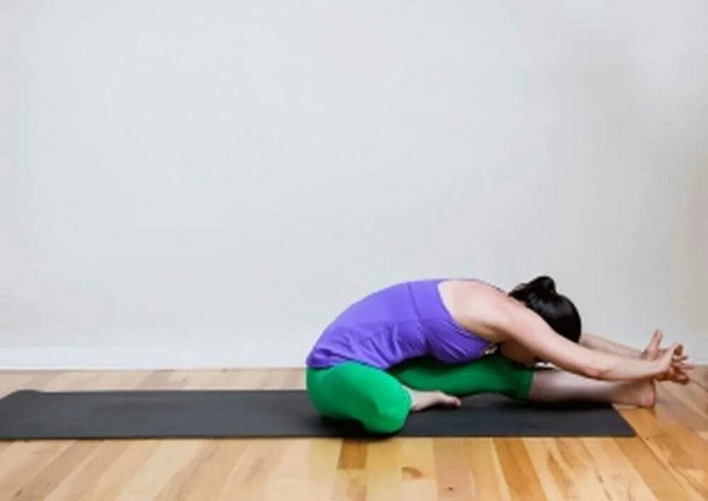 Растяжка сидя на полу наклоны к ногам. Упражнение в йоге для прямой спины. Йога наклон к ногам. Наклон к полу растяжка. Йога 8 поз