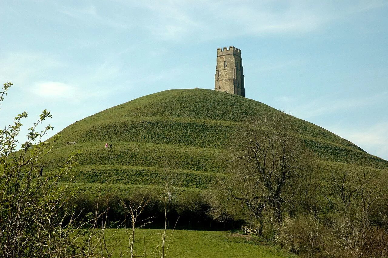 Вершина холма. Холм голгофа иерусалим. Человек на обрыве. Обрыв горы. Пейзаж с людьми.