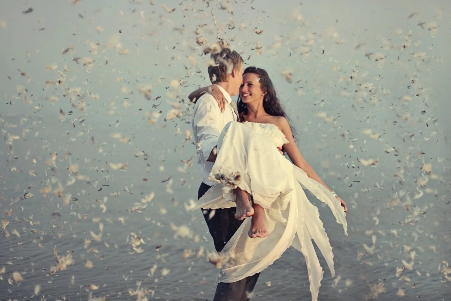 Там где цветы всегда любовь. Парень кружит девушку. Девушка кружится в танце. Мужчина кружит женщину на руках. Влюбленные летают.