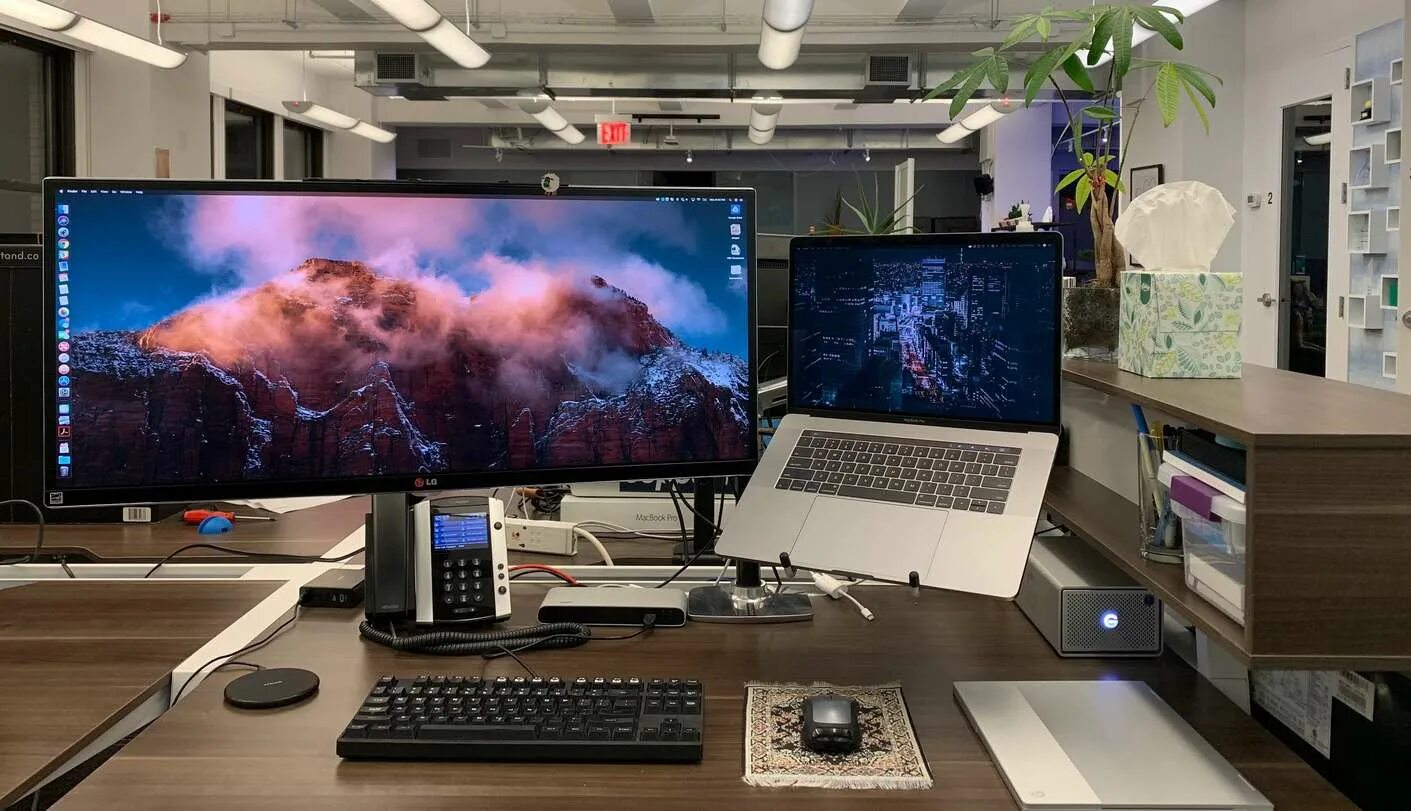 Как писать монитор. Макбук монитор. mac pro с 3 мониторами. рабочее место с ноутбуком и монитором. рабочее место macbook.