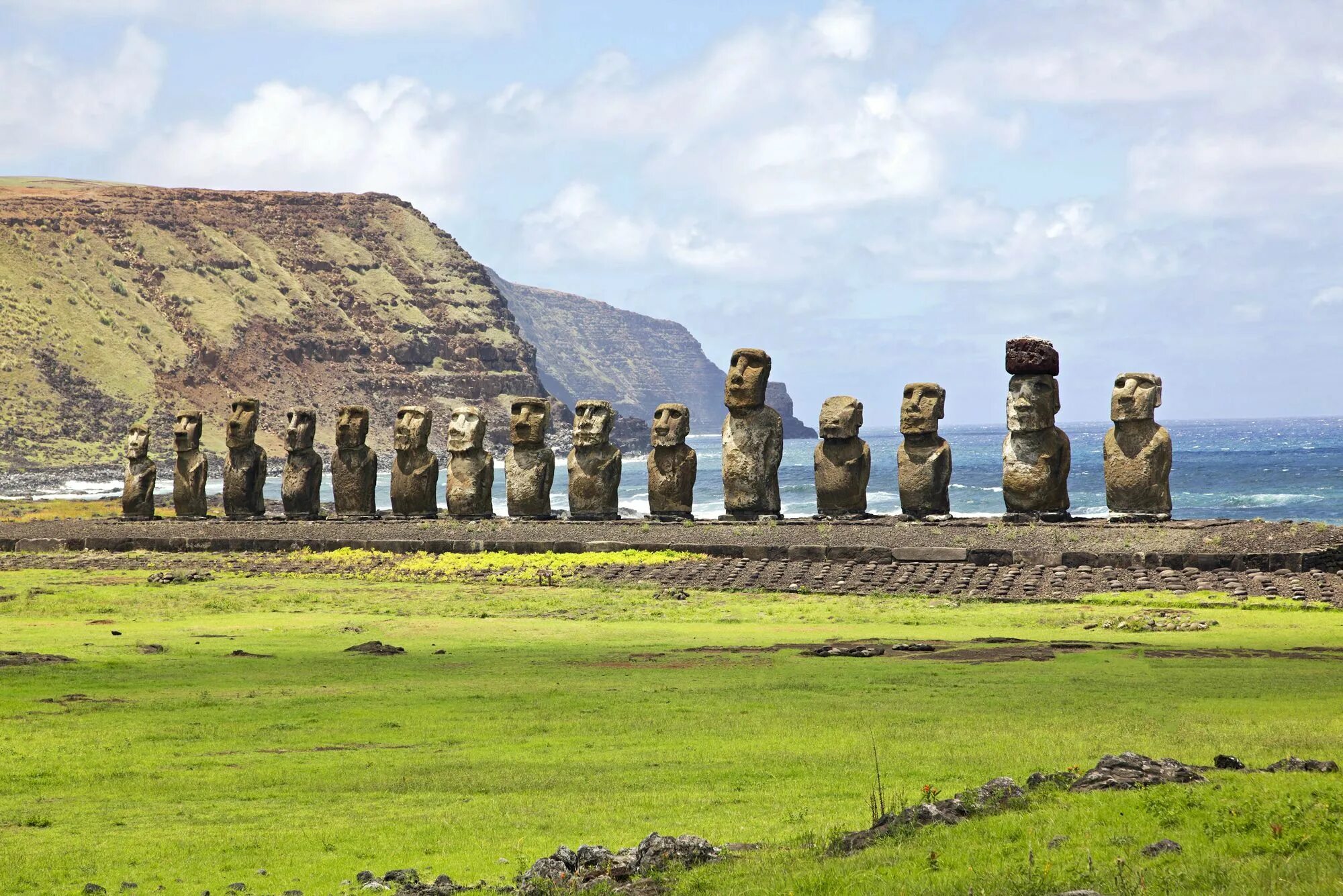 Статуи на острове. Остров Пасхи статуи Моаи. Каменные статуи Моаи остров Пасхи Чили. Моаи на острове Пасхи. Истуканы Рапа-Нуи остров Пасхи.
