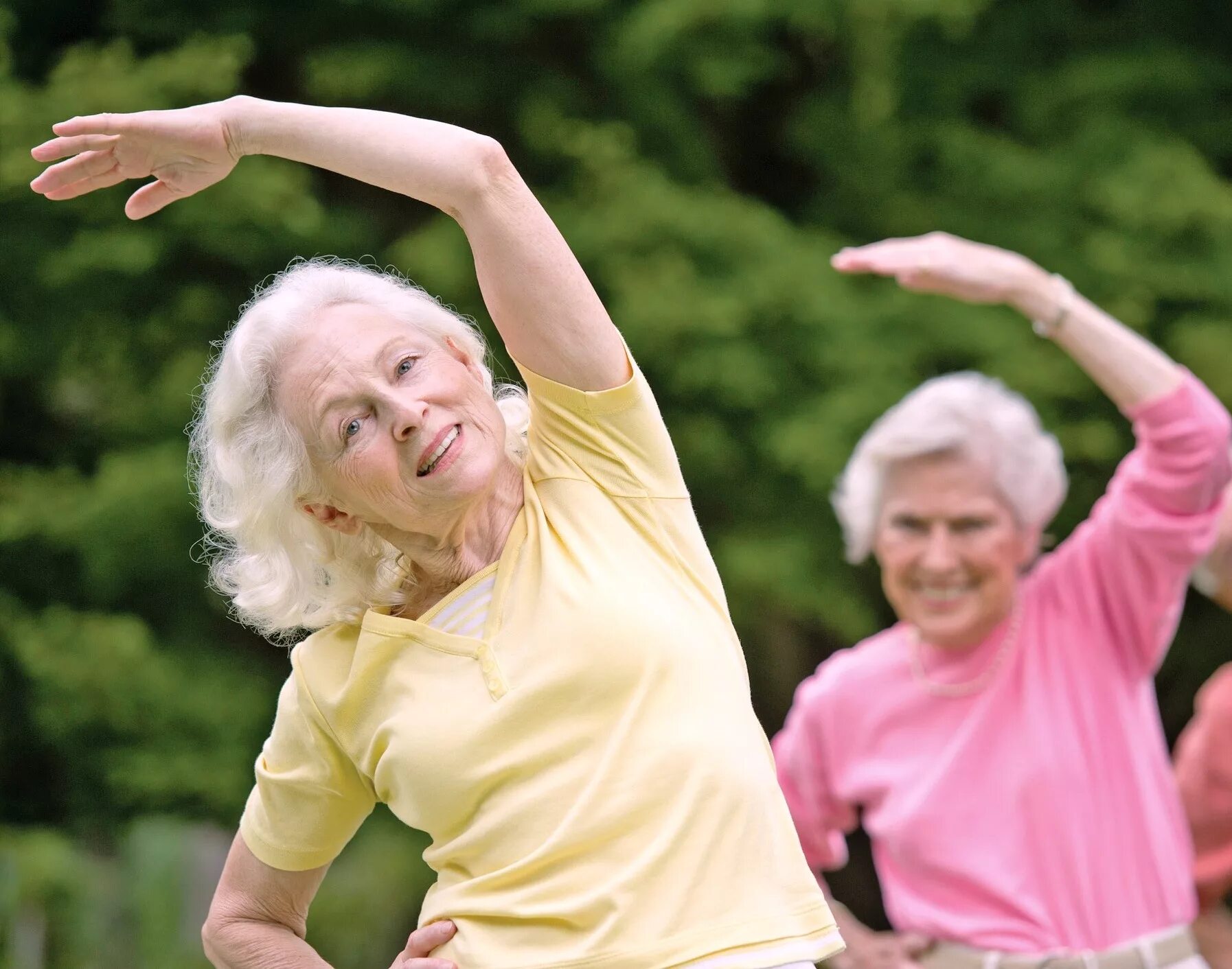 Пожилые люди. Радость пожилых. Счастливые пенсионеры. Радостные пожилые люди. Старшие долголетие