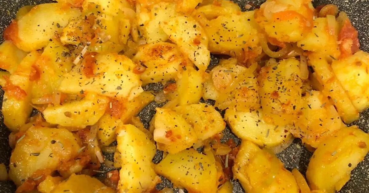 Картофель молодой обжаренный в мундире на сковороде. Картошка на сковородке. Мелкая картошка обжаренная. Картошка половинками на сковороде. Картошка в мундире обжаренная на сковороде.