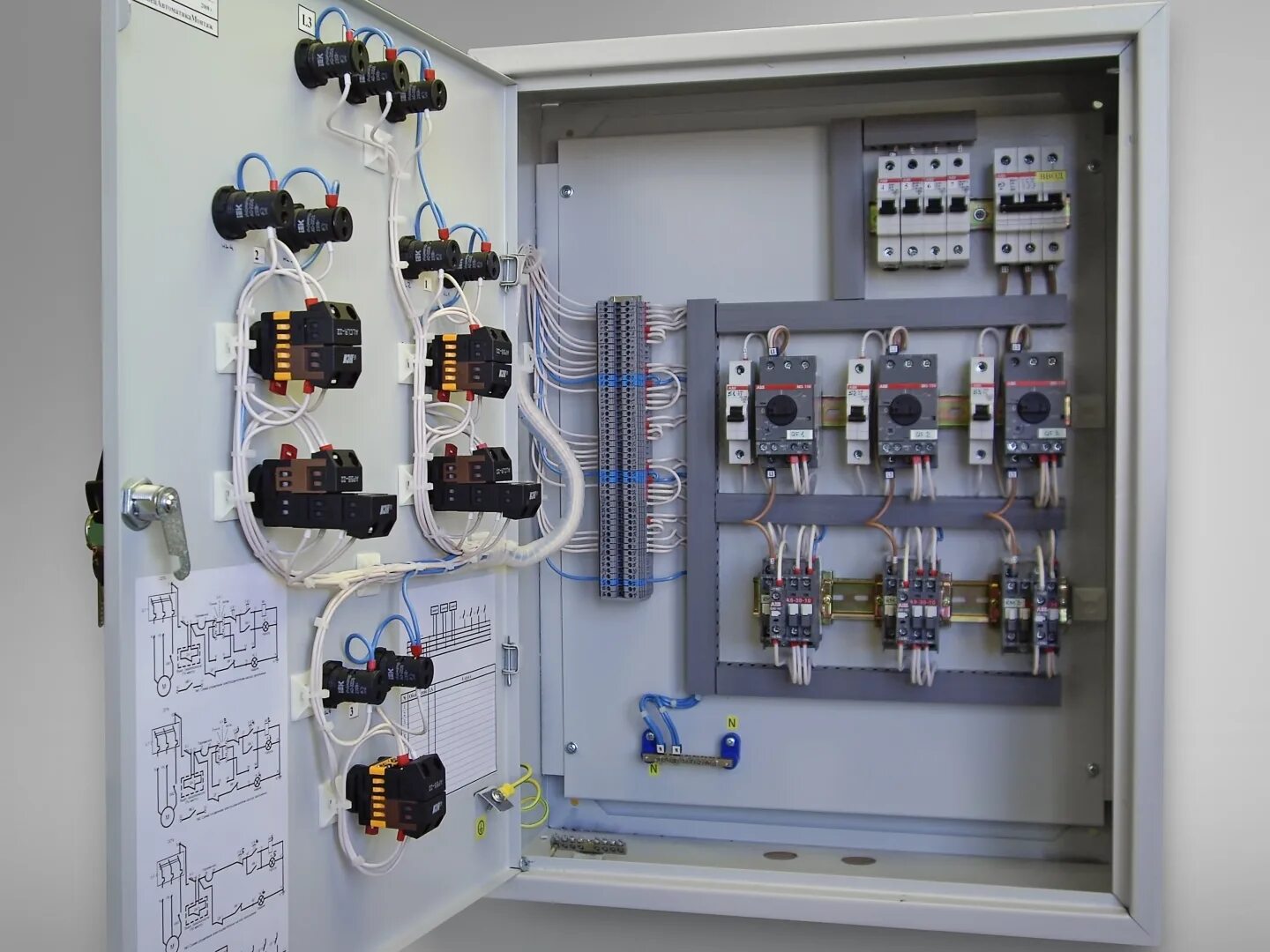 Система АВР. Шкаф управления с АВР. АВР на двух контакторах и реле напряжения. Шкаф управления двигателями 6кв. Автоматика трансформаторов