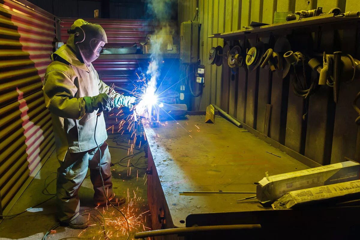 Сварочные аппараты esab баннер. Мастерская сварщика. Сварочное производство. Сварочная фирма. Сварщик.