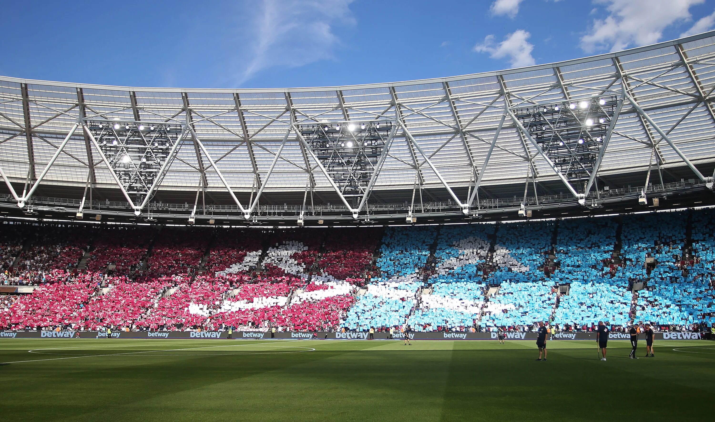 Stadion news. Стадион Вест Хэм Юнайтед. Лондон Стэдиум. Лондон Стэдиум Вест Хэм снаружи. Стадион Vembly Англия.