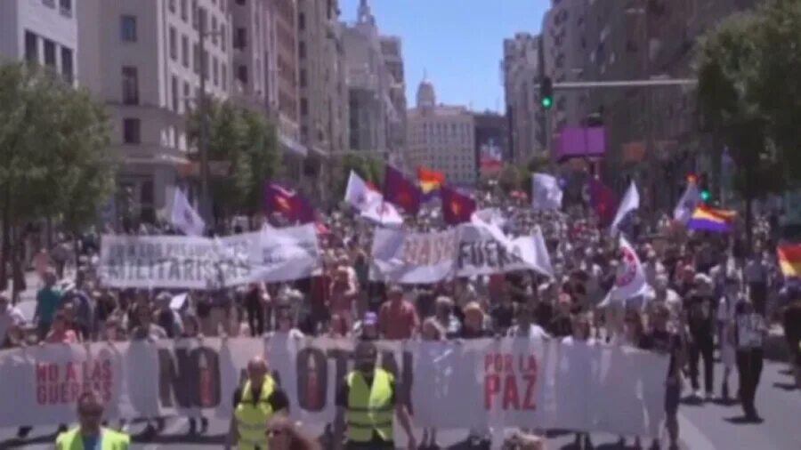 Парад против. Митинг в Мадриде против НАТО. Протесты в Казахстане. Протесты в Испании. Митинги в Испании против НАТО.