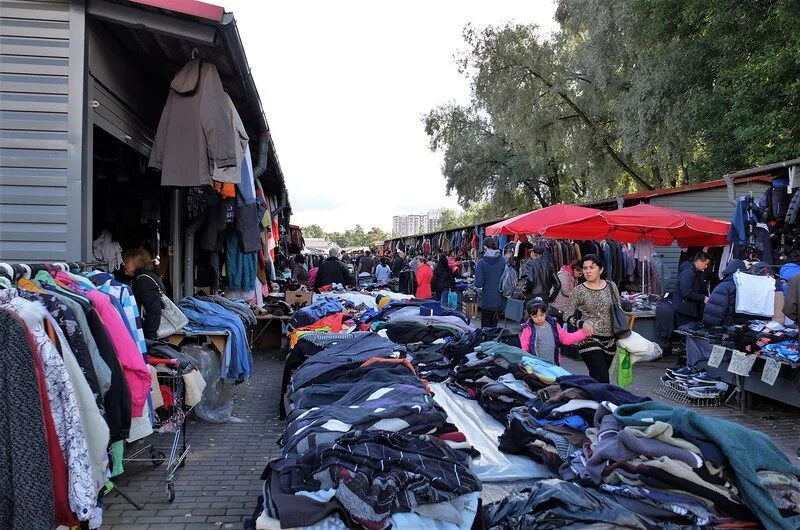 базар одежда. рынок одежды. вишняковский рынок краснодар. китайский вещевой рынок. вещевой рынок открыт.