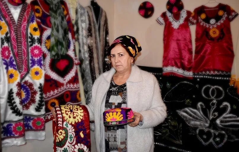 Таджикские материалы. Таджикистан рынок корвон. Ткани узбекистана адрас икат. Чакан таджикистана. Куртаи милли чакан.