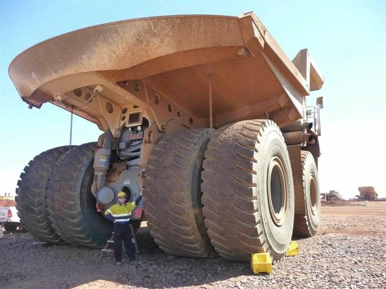 Про больших грузовиков. Карьерный самосвал liebherr t282b. Terex 33-19 titan белаз-75710. Грузовик белаз 75710. Liebherr карьерный самосвал.