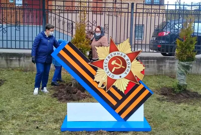 Идеи на 9 мая на улице. Украшение территории детского сада к 9 мая. украшение территории доу к 9 мая. украсить территорию детского сада ко дню победы. клумба к дню победы в детском саду.