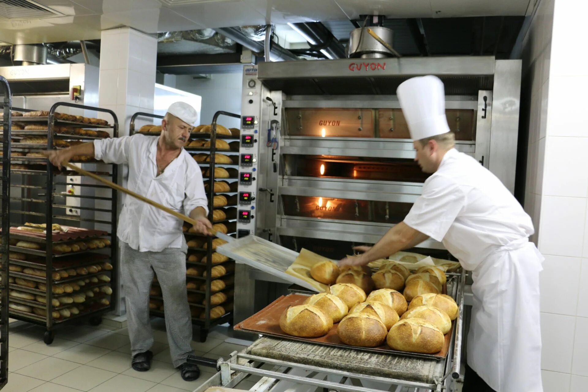 Пекарня поле. Картина в м Каратая в пекарне. Хлебопекарня. Пекарь с хлебом. Хлеб пекарня.