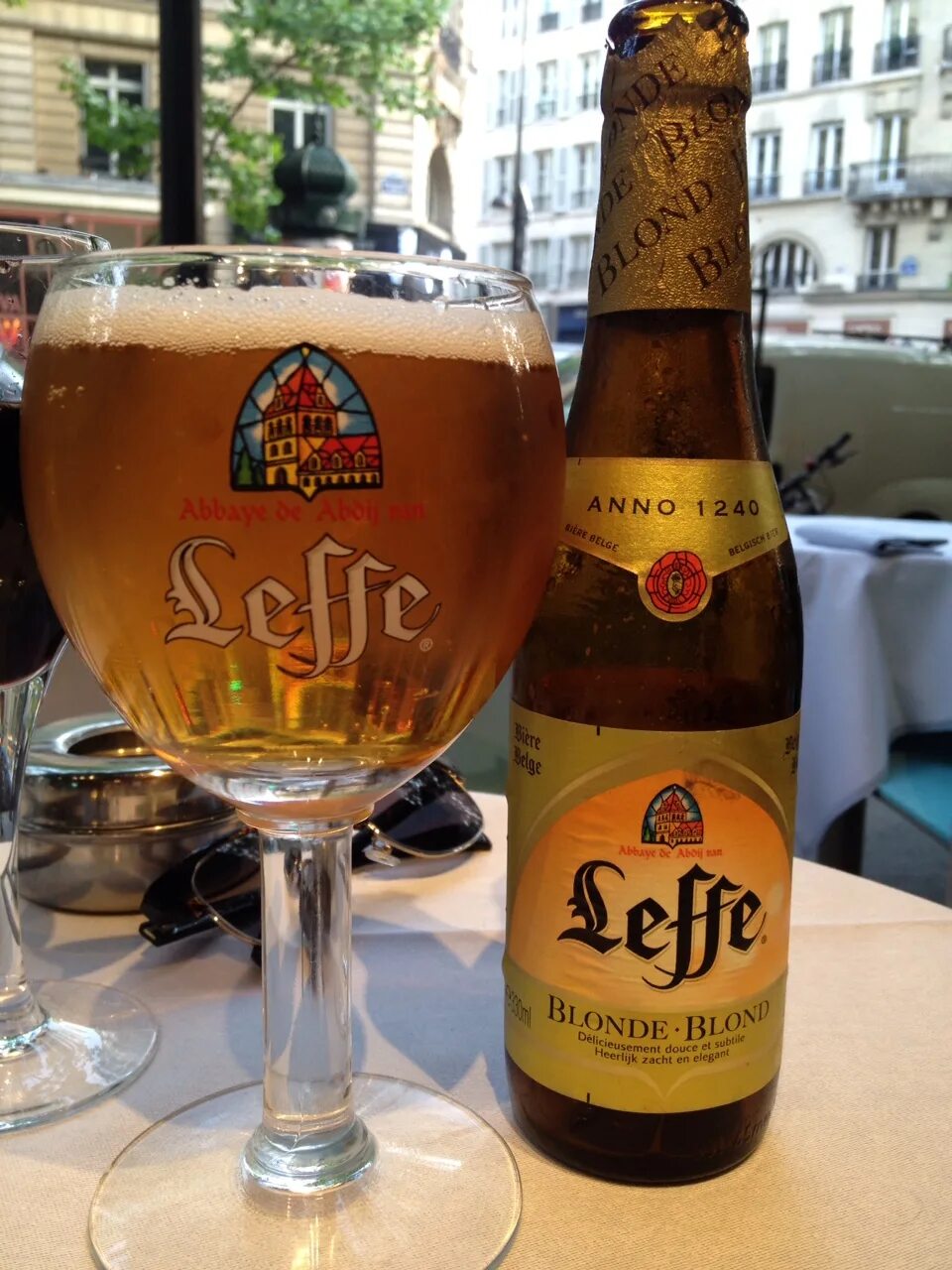 Leffe blonde. Леффе блонд. Пиво Леффе. Леффе блонд пиво плотность.