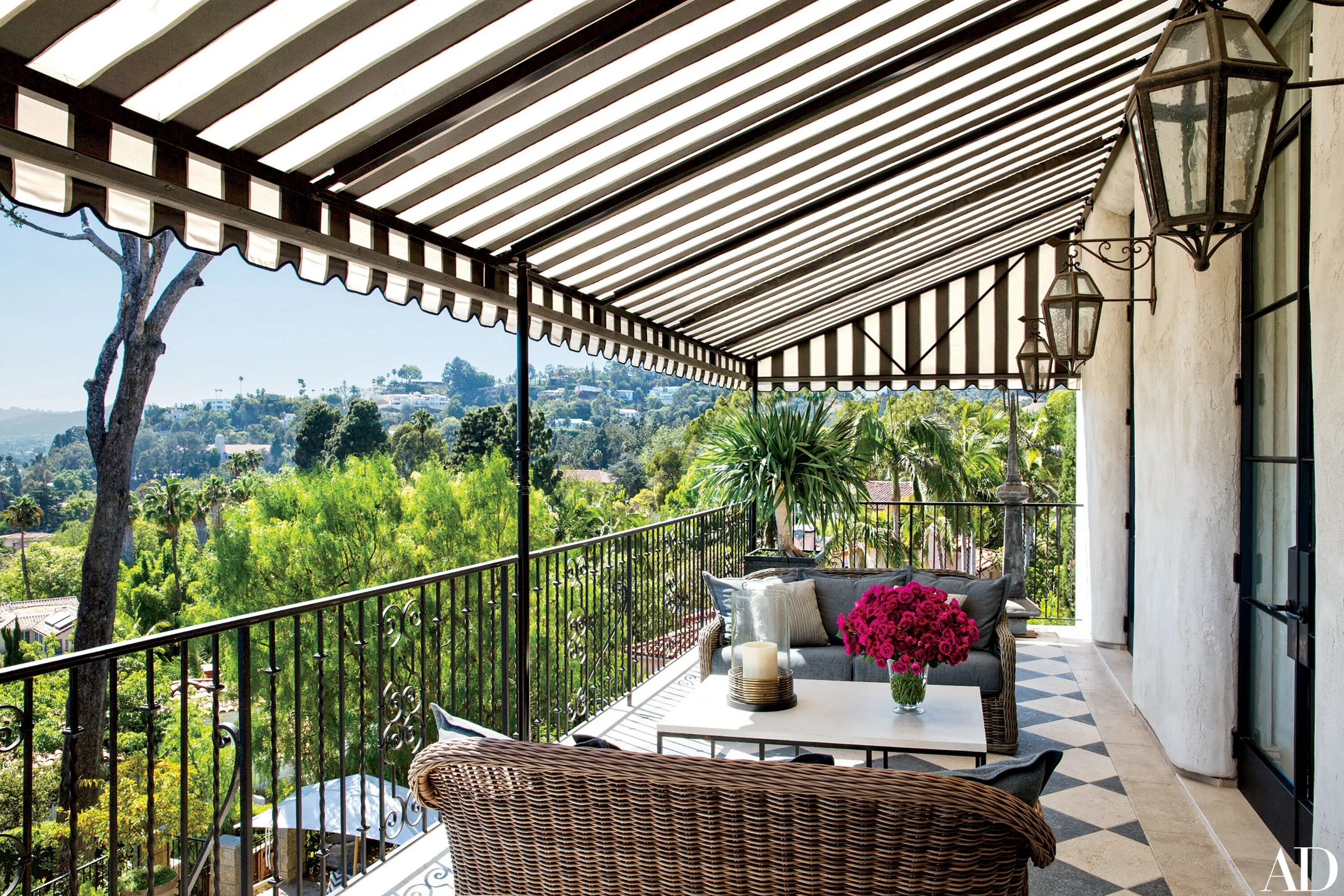 веранда на в ором этаже. безрамочное остекление веранды. балкон над террасой. пристройка балкона с террасой. двухэтажная веранда.