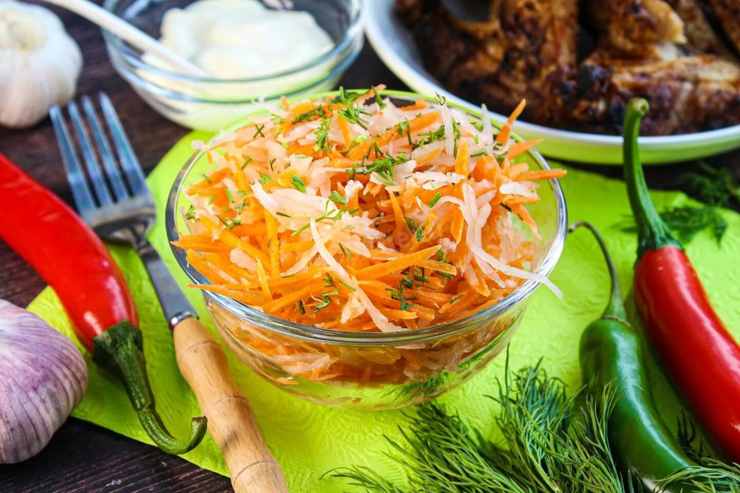 Салат морковка. Салат с редькой и яблоком. Салат с редькой и морковью. Салат маргеланский редка. Зеленая редька и морковь.