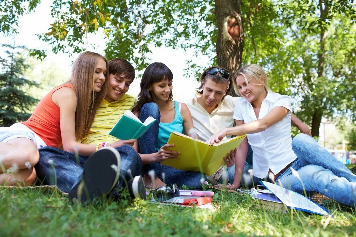 Где сидят молодые. Молодежь и книга. Студенты в парке. Молодежь летом на природе. Счастливая молодежь на природе.