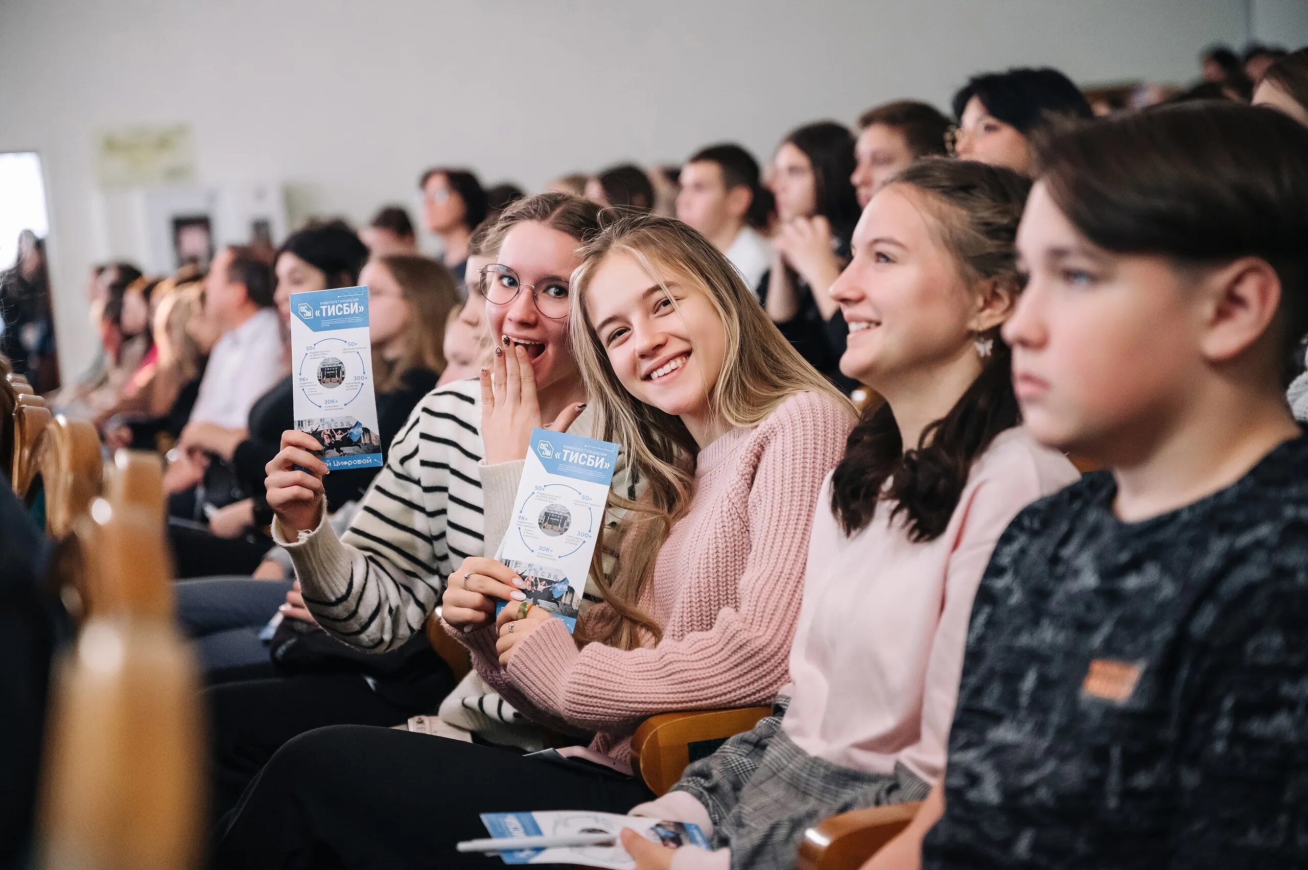 Кгу поступи. Поступление в вуз. Фотосессия в университете. Поступление в вуз картинки. Школьная фотосессия 11 класс.