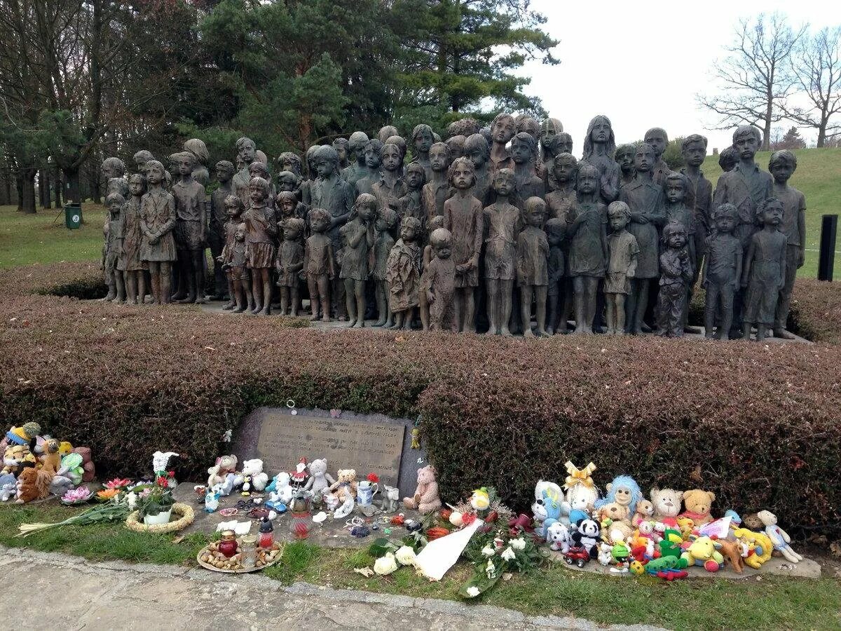 Саласпилс лагерь смерти мемориал. Мемориальный комплекс в Латвии Саласпилс. Концлагерь Саласпилс в Латвии.