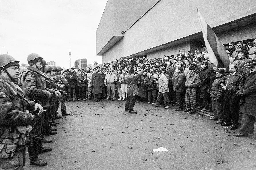 Литва штурм 1991. Штурм Вильнюсского телецентра в январе 1991. Вильнюс январь 1991. События в Вильнюсе в январе 1991 года. Захват прибалтики