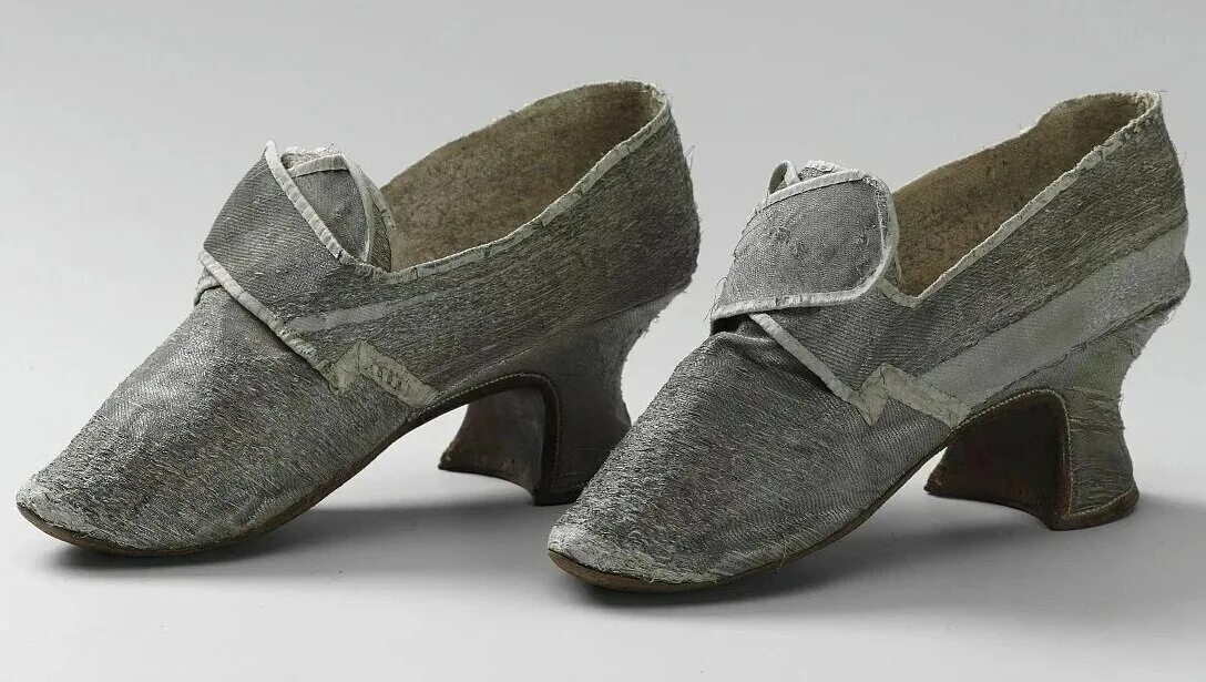 Обувь эпохи барокко 17 век. Вторую туфлю. Туфли 3 пары. Туфли 19 века женские. Женские туфли необычные 19 век.