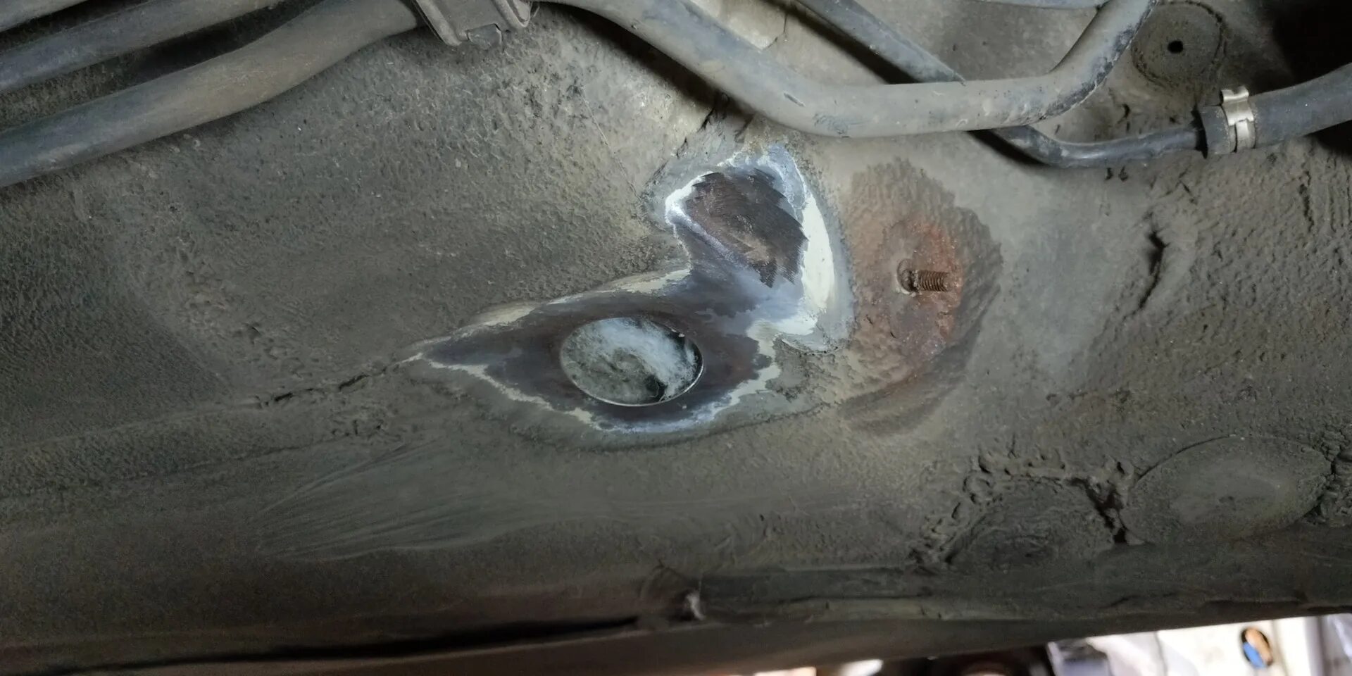 Заглушки днища шкода. Заглушки на днище vw passat b5.