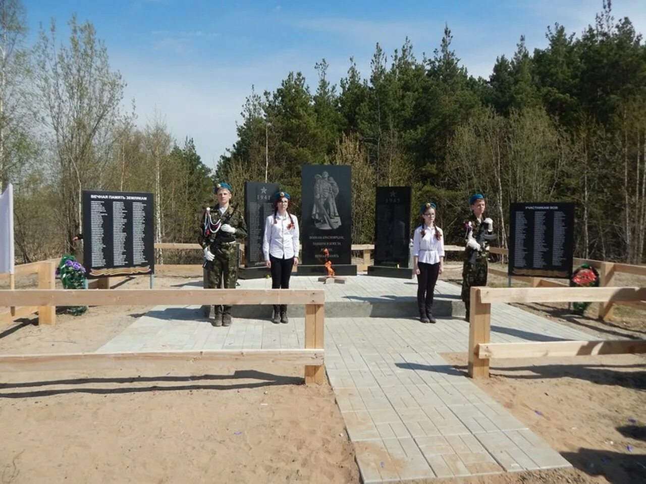 Томская область село красный яр. Красный Яр Кривошеинский район. Село красный Яр Томская область. Пристань красный Яр Кривошеинский район. Томская обл Кривошеинский район поселок красный Яр.