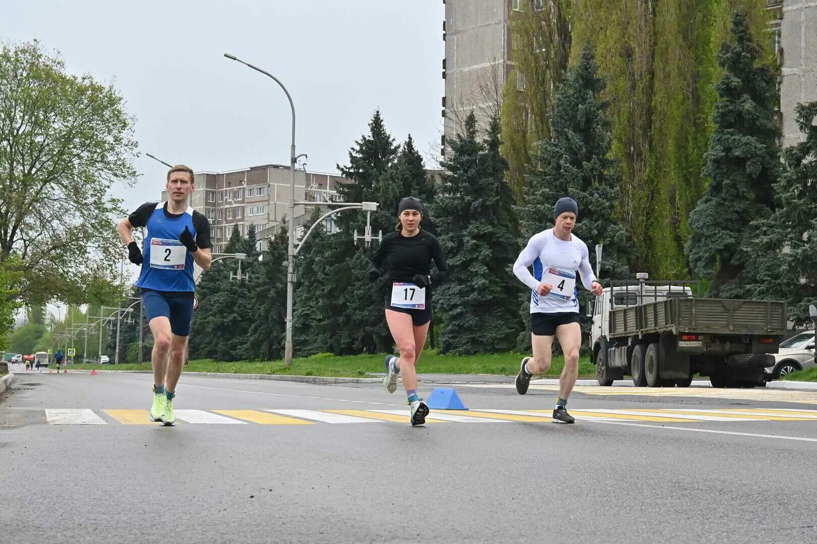 Бег на 100 км. Спортсмен бег. Легкоатлетический бег. Легкая атлетика бег. Легкая атлетика бегуны.