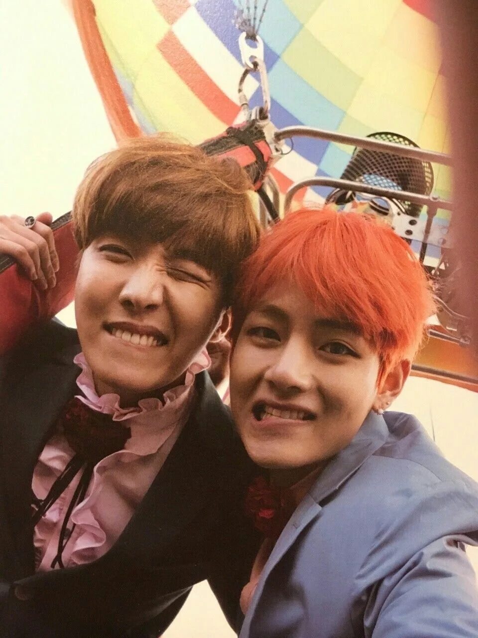 Отношение bts. Тэхён и Хосок БТС. БТС VHOPE. BTS Юнги Хосок Чимин Тэхен. Тэхен и Джей Хоуп.