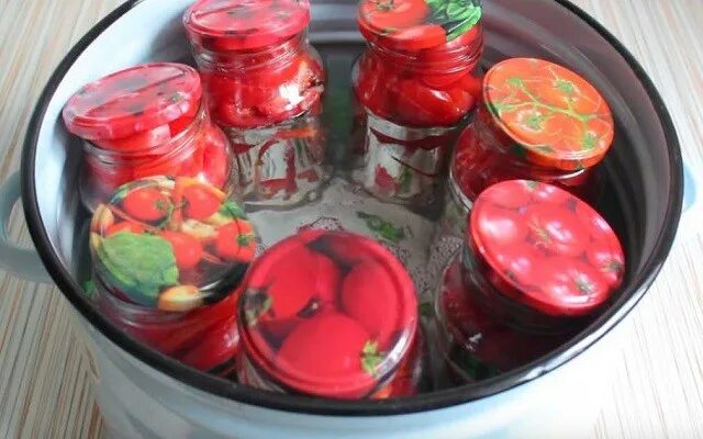 Помидоры с чесноком на зиму пальчики оближешь на литровую банку. Сколько по времени нужно стерилизовать помидоры. Помидоры голенькие в собственном соку. Сколько по времени нужно стерилизовать помидоры. Помидоры маринованные на зиму без стерилизации.