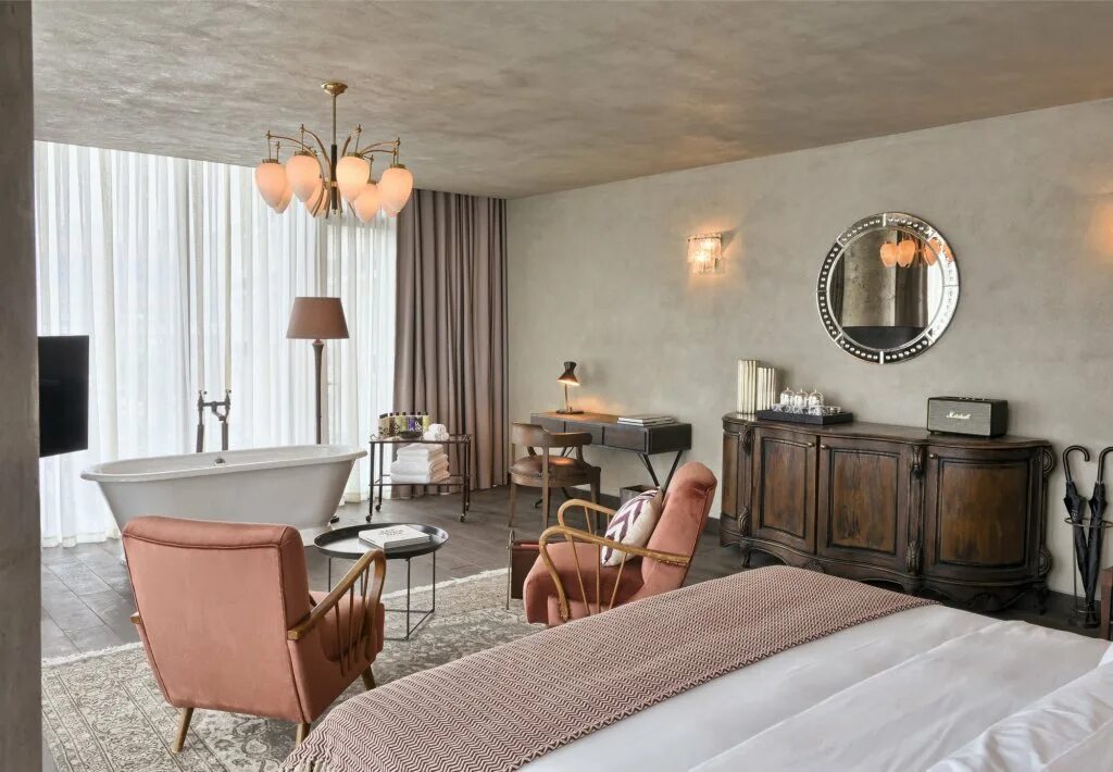 House istanbul. Soho house hotel istanbul. сохо стамбул. отели в стамбуле soho house. гостиница сохо стамбул.