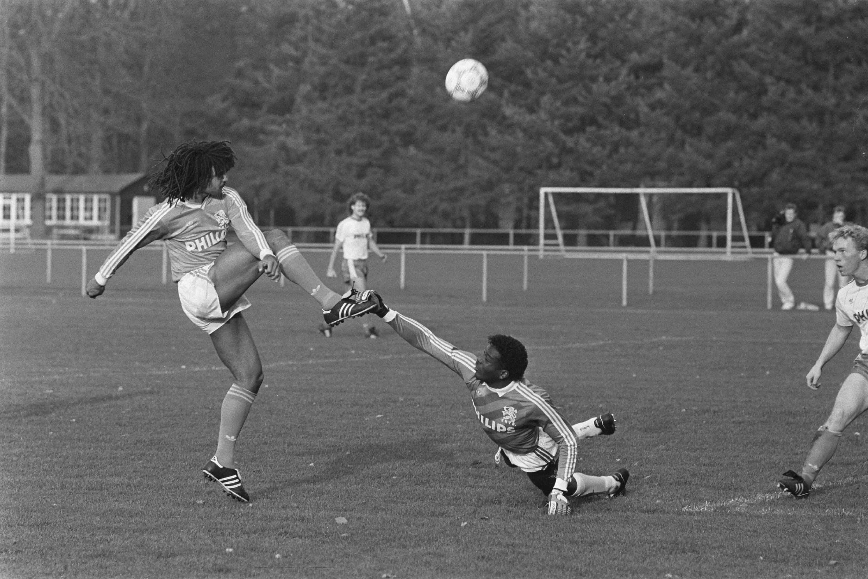 Practice match. Ханс Ван брёкелен. Ван Брекелен вратарь. 1988 European Football Championships. Stanley Menzo.