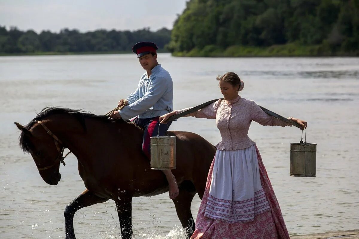 Донская казачка живопись. Тихий дон фильм 2015 аксинья. Черноглазая казачка подковала. Казаки андрей лях. Чернобровая казачка фото.