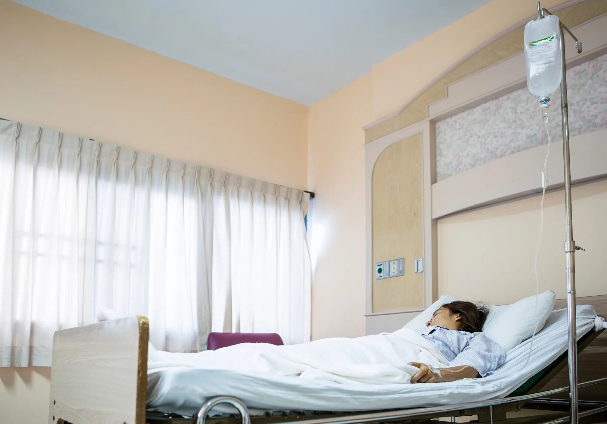 Одиночная палата в больнице. Девушки в палатах больницы. Девушка в больничной палате. Девушки в палатах больницы. Красивая палата в больнице.