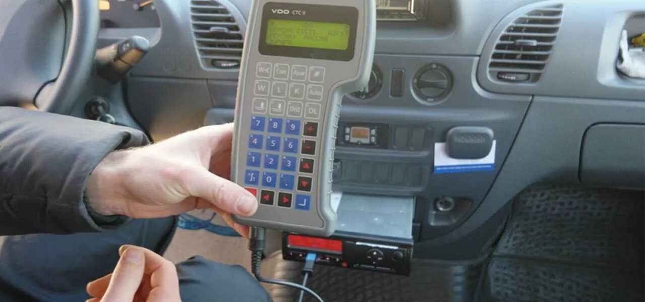 Контроль работы тахографа. Калибровка тахографа. тахографы на грузовые автомобили. тахограф в машине.