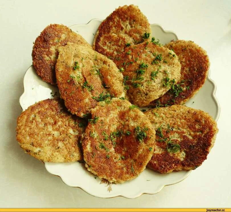 Котлеты из геркулеса рецепт постные самый вкусный. Котлетки из овсянки. Котлеты из овсяных хлопьев. Постные овсяные котлеты. Мясные котлеты с овсяными хлопьями.