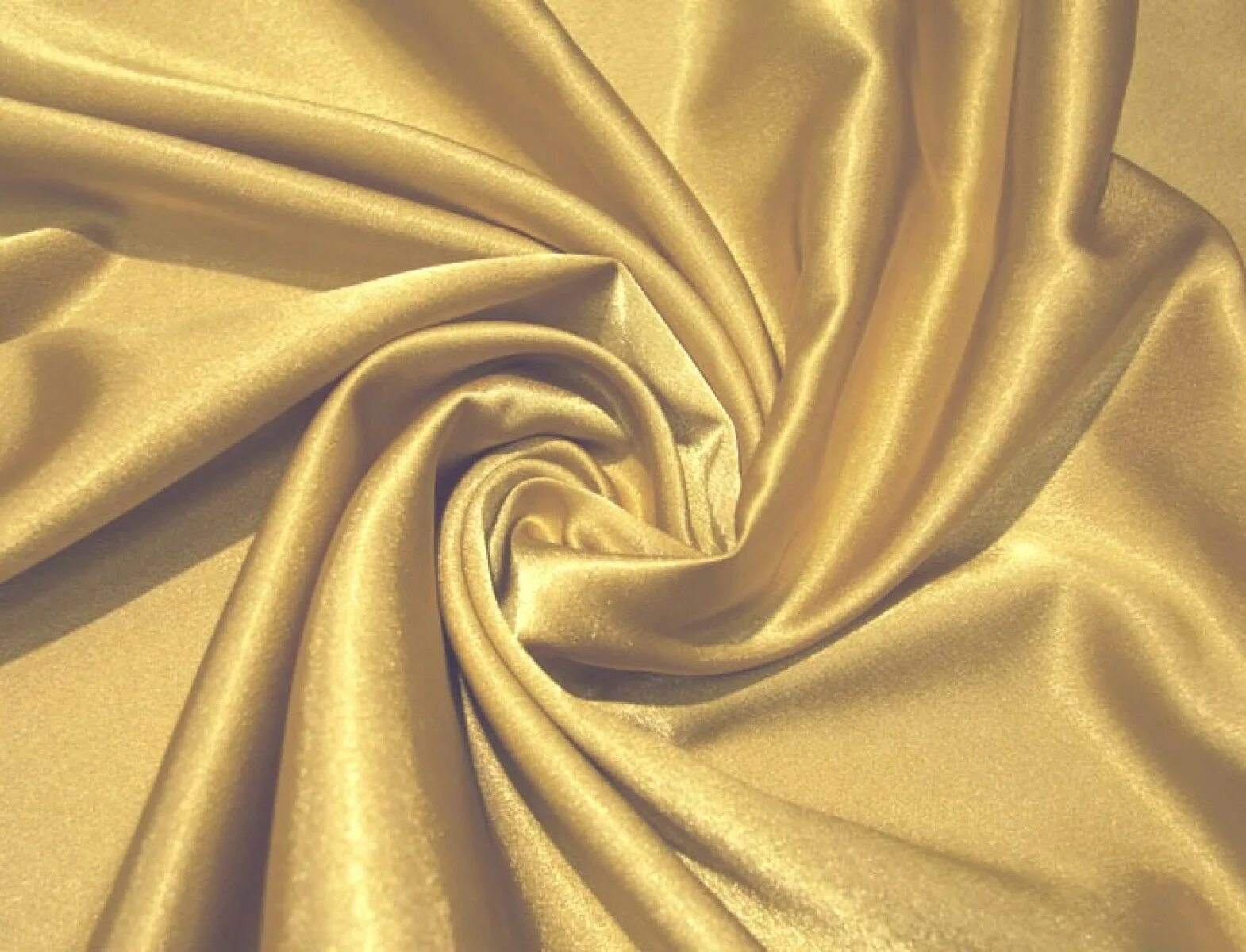 Атлас золото. Золотой фон для презентации. Golden satin. Золото фон. Креп-сатин однотонный что это.