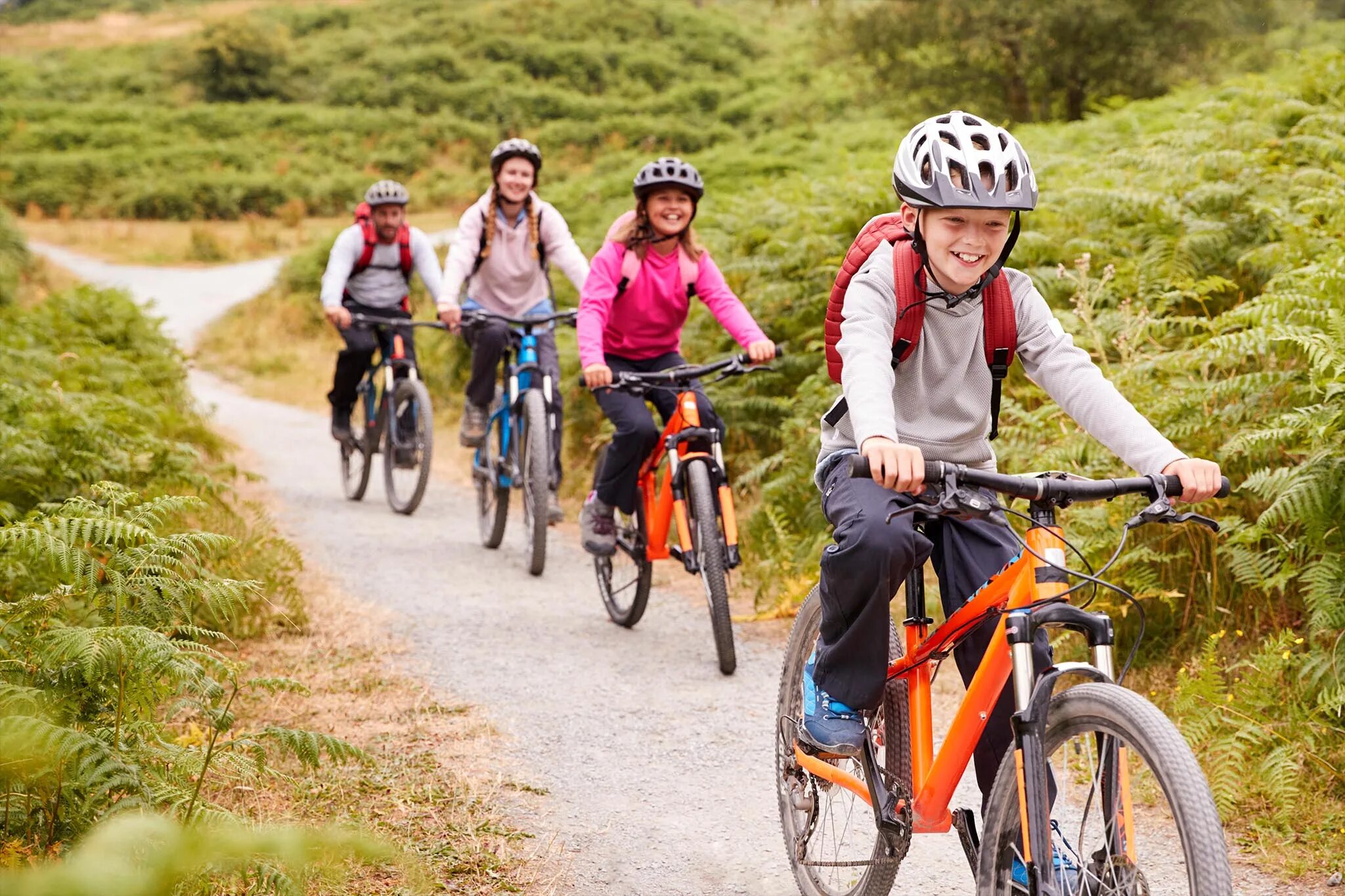 Her brothers are riding bikes. Велосипед эстетика. Велосипедный спорт дети. Дети катаются на велосипеде. Зож велосипед.