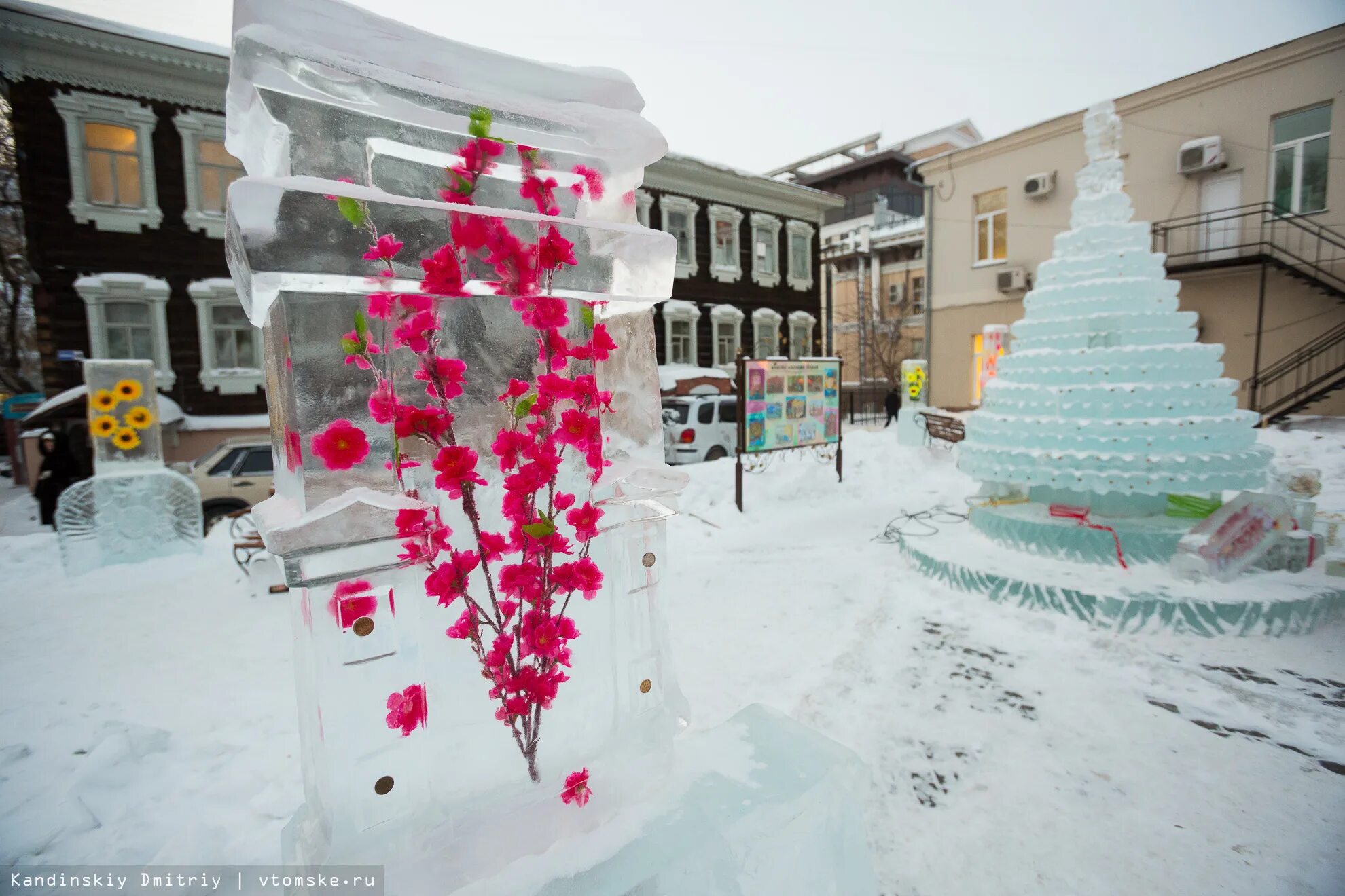 Шарики изо льда. Ледяная фигура елка. Ледяная скульптура цветы. Елка изо льда. Елка из снега.