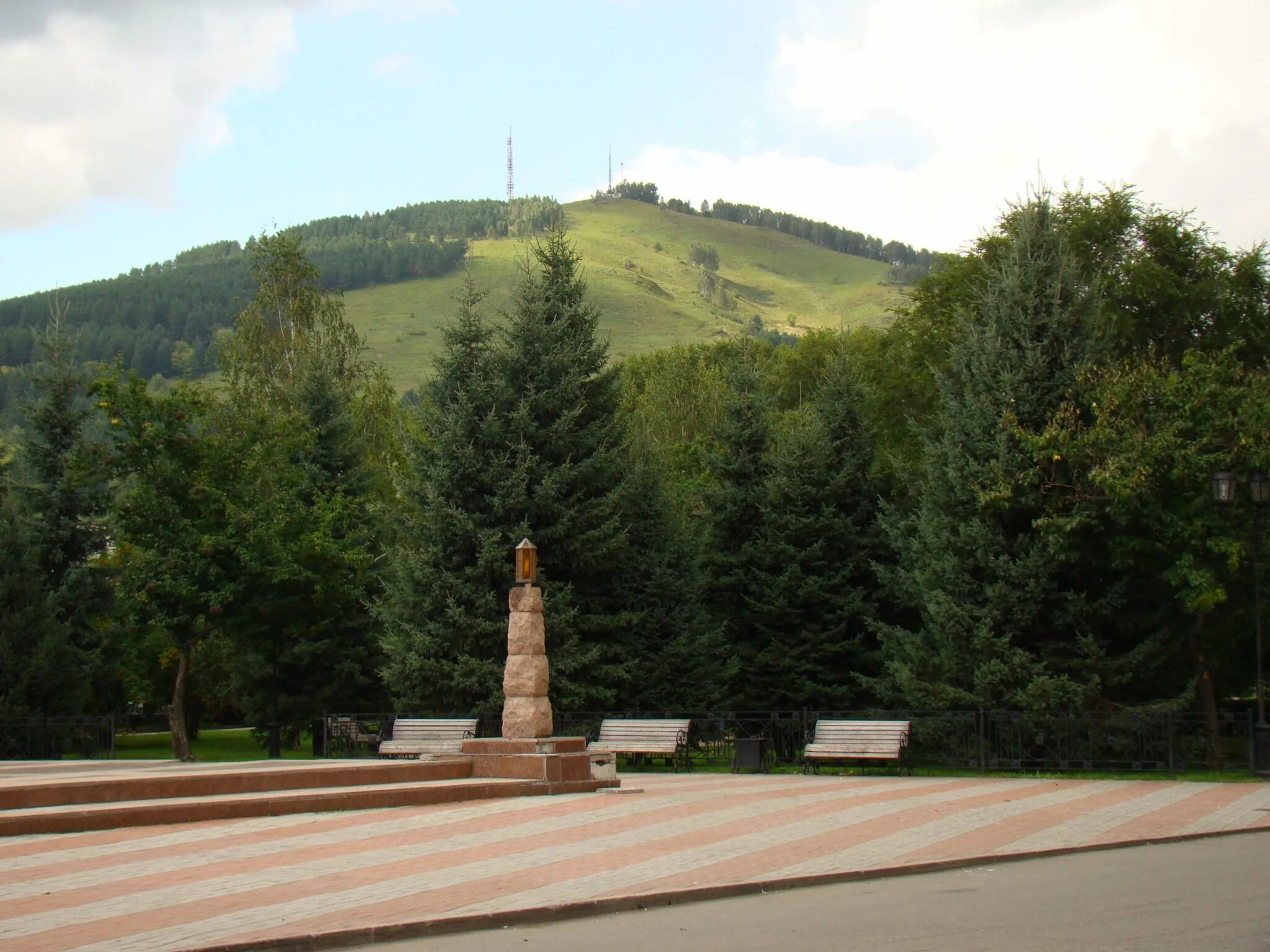 Комсомольская горно алтайск. Горно Алтайск. Горы Горно Алтайска. Республика Алтай Горно-Алтайск. Республика Алтай гора тугая.