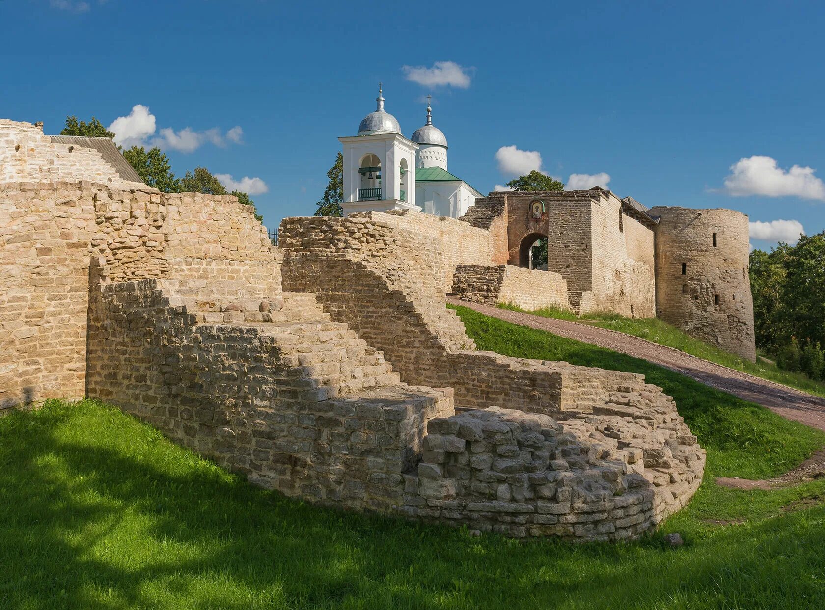 Псков. Изборская крепость. Каменная крепость Изборск в Пскове. Каменная крепость Изборск 14 век. Псковский Кремль Изборск.