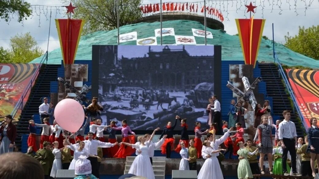 Барнаул 9 мая на Сахарова. Площадь Сахарова Барнаул. Площадь Сахарова Барнаул сцена. Театрализованное представление на 9 мая. 1 мая барнаул