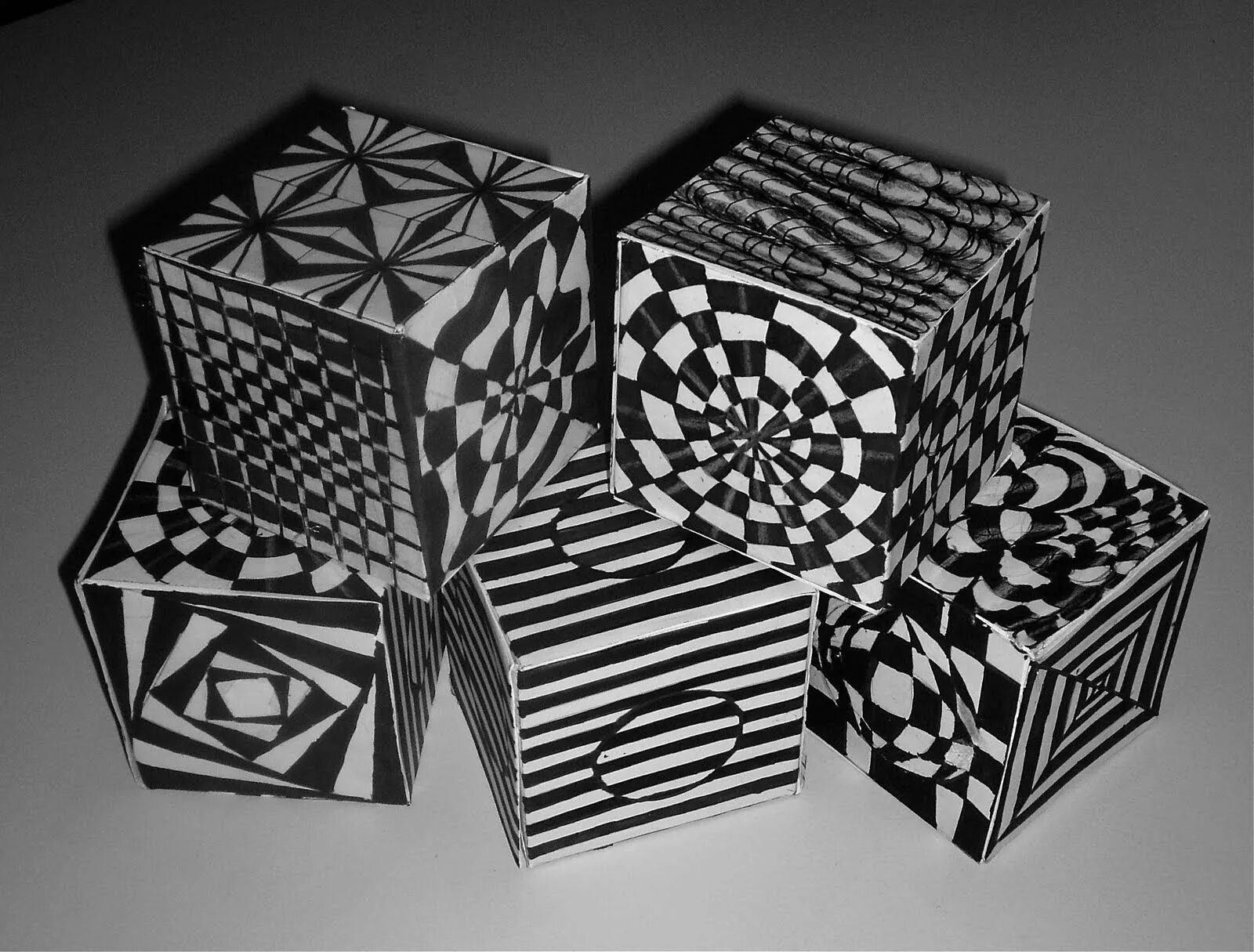Куб в кубе. Дизайнерский куб. Куб с орнаментом. Дизайнерский куб из бумаги. Стилизованный куб.