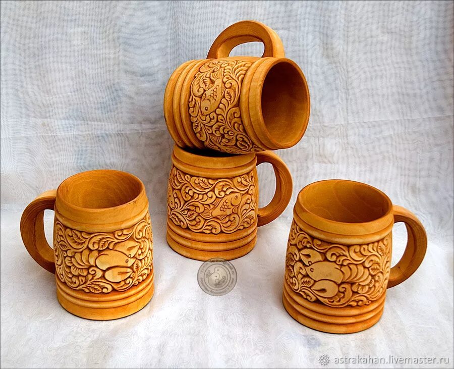 Деревянные кружки с резьбой. Абрамцево кудринская резьба ковш. Резьба по дереву сувениры. Деревянная резная кружка. Деревянная резная кружка.