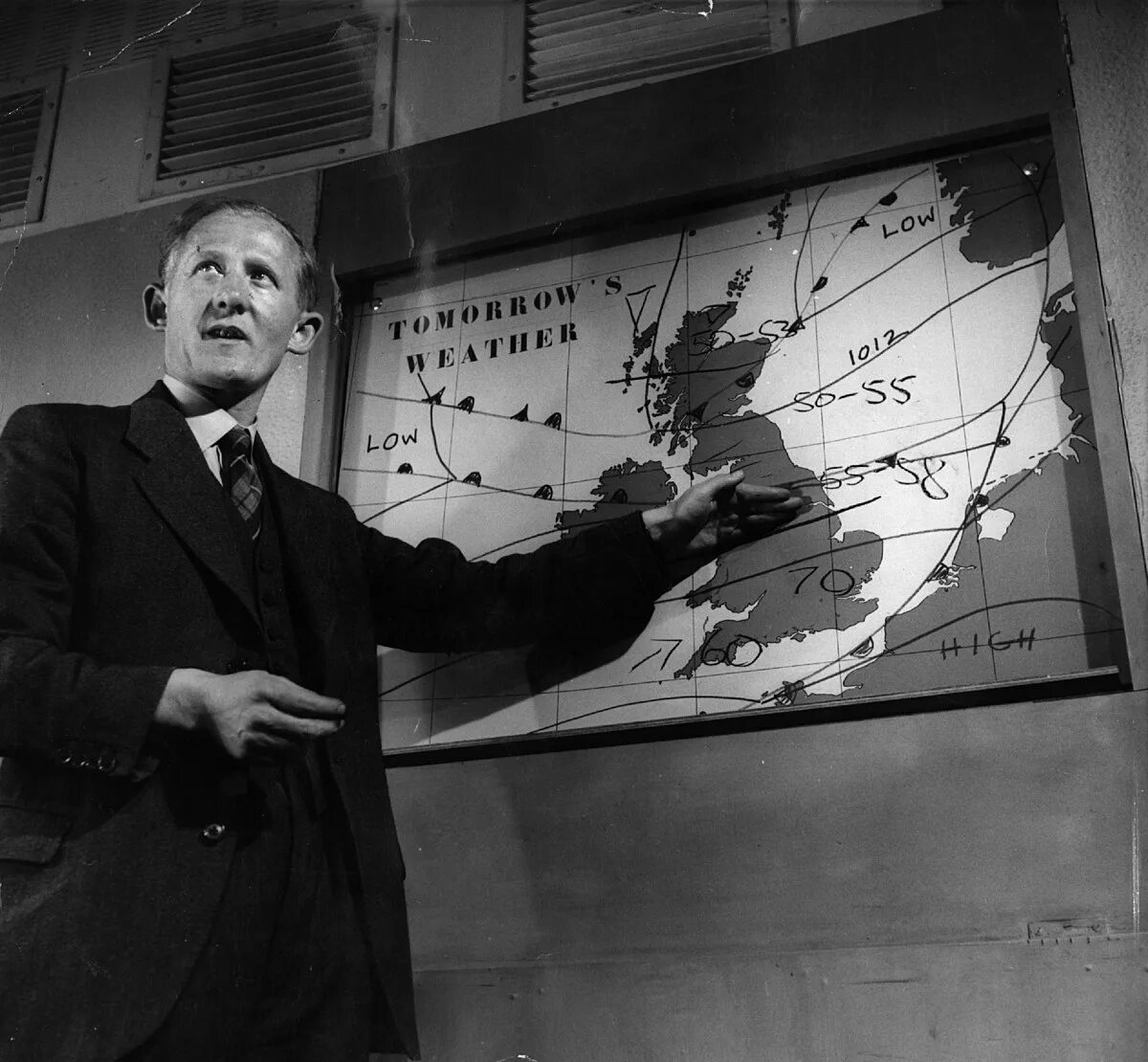 Первый погодный. 1936 Год Британия. Первый прогноз погоды. Первый прогноз погоды по ТВ В Англии в 1936 году. История прогнозирования.