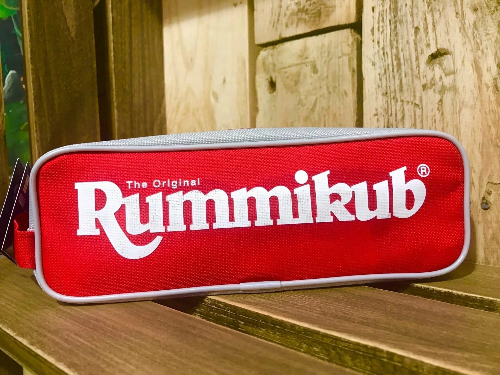 Руммикуб для 6 игроков. Руммикуб в пенале. Руммикуб на дереве. Руммикуб стиль жизни. Настольная игра румми: подарочное издание.