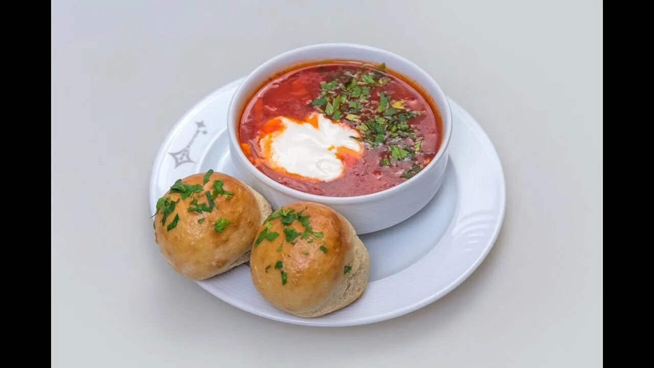 Чесночные пампушки к борщу. Борщ с поманушкой. Украинский борщ. Кубанский борщ с пампушками. Украинский борщ с пампушками и салом.