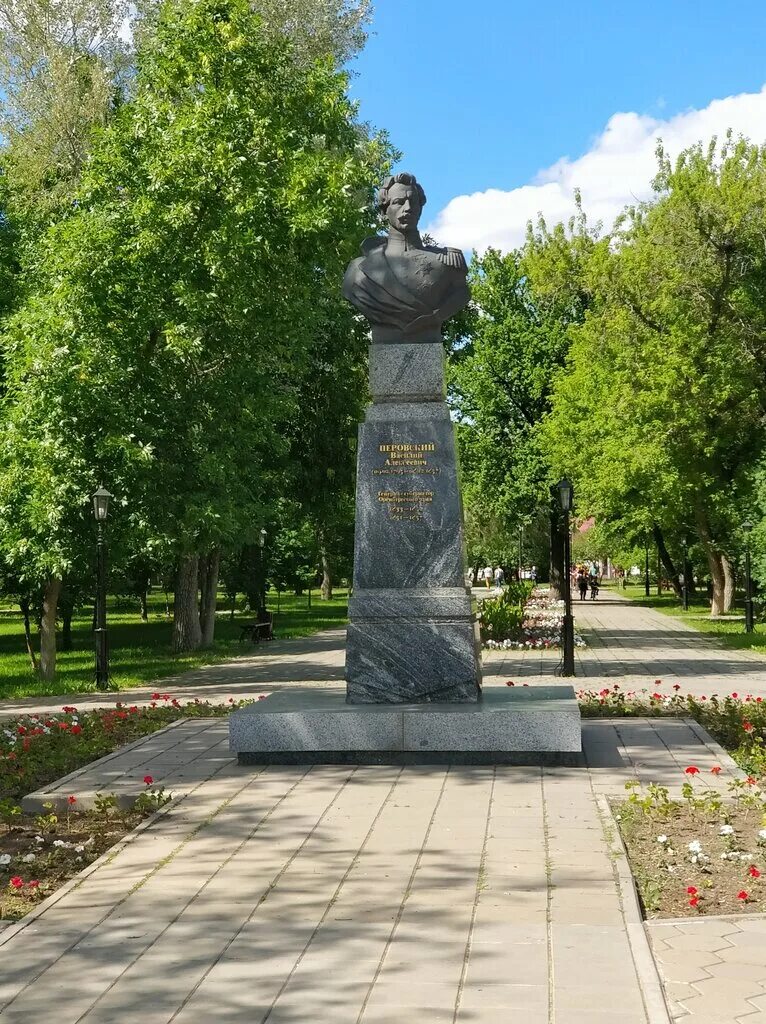 Памятники в оренбурге фото. Памятники в оренбурге фото. Примечательности оренбурга. Памятник перовскому оренбург. Памятник валерию чкалову в оренбурге.