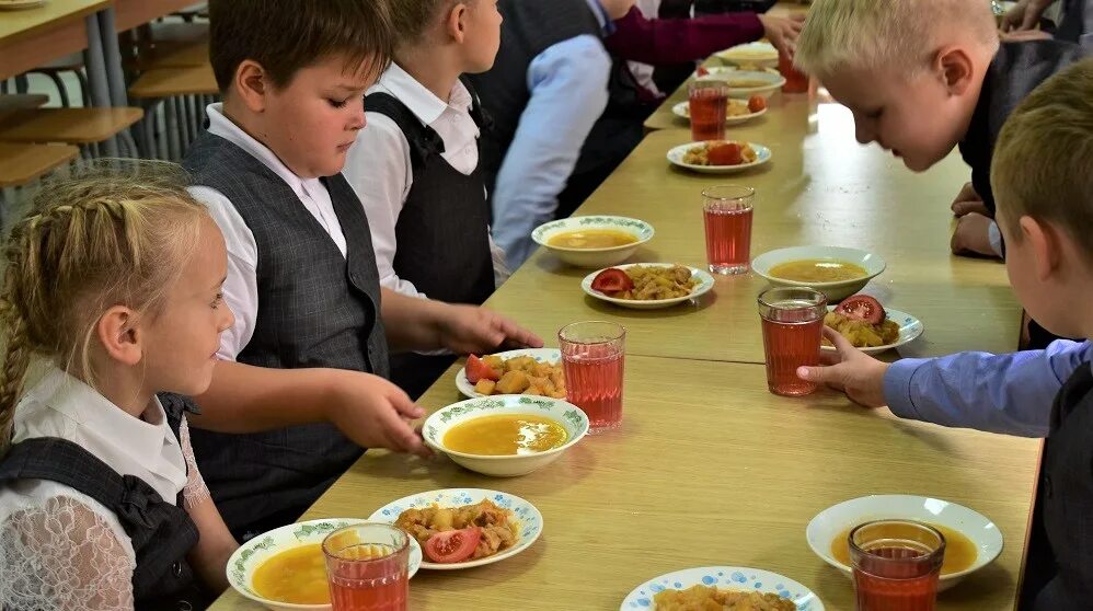 Время обеда в школах. Еда в школьной столовой. Обед школьника. Школьная столовая. Столовая в школе.