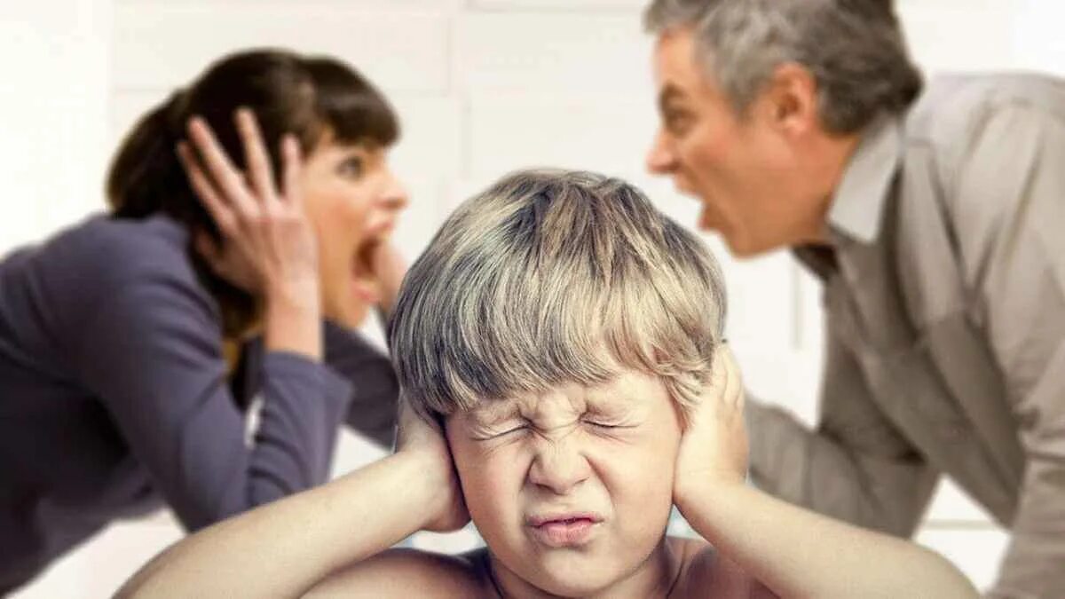 Ссора родителей. Конфликт родителей и детей. Родители ругаются при ребенке. Семейные конфликты. Муж кричит на дочку