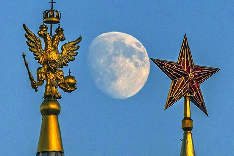 Что было на башнях кремля. Спасская башня с двуглавым орлом. спасская башня кремля орел. звезда спасской башни 1935. рубиновые звезды московского кремля.